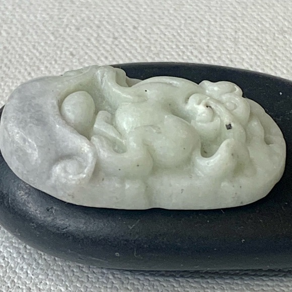 Chinese Zodiac Jade Dog Pendant Mythical Beast Amulet Auspicious Lucky Animal - Picture 6 of 9